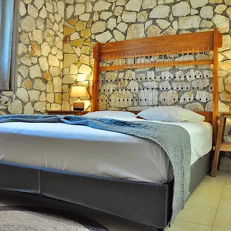 Stone Kefaloniaprivatevillas * Τραπεζάκι